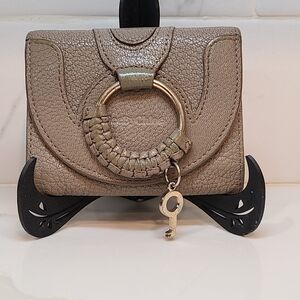 See by Chloé Hana trifold wallet in grained goatskin leather Motty Grey GUC